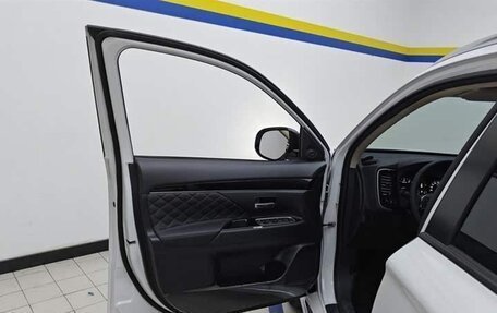 Mitsubishi Outlander III рестайлинг 3, 2021 год, 1 758 000 рублей, 10 фотография