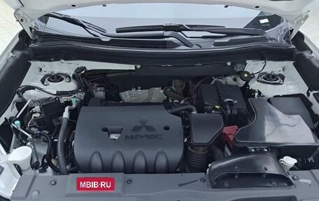 Mitsubishi Outlander III рестайлинг 3, 2021 год, 1 758 000 рублей, 8 фотография