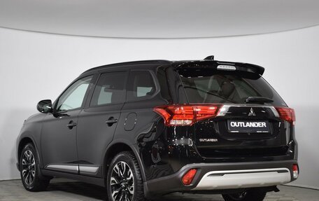Mitsubishi Outlander III рестайлинг 3, 2022 год, 3 490 000 рублей, 6 фотография