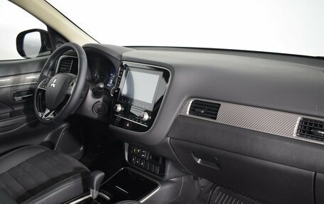 Mitsubishi Outlander III рестайлинг 3, 2022 год, 3 490 000 рублей, 8 фотография