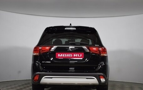 Mitsubishi Outlander III рестайлинг 3, 2022 год, 3 490 000 рублей, 5 фотография
