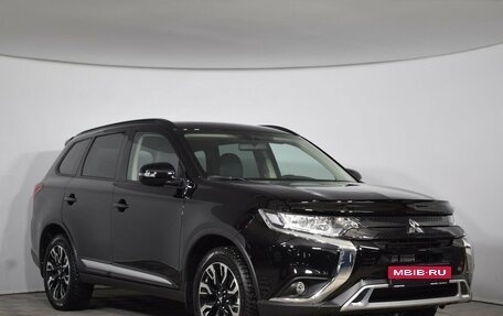 Mitsubishi Outlander III рестайлинг 3, 2022 год, 3 490 000 рублей, 3 фотография