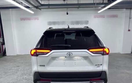 Toyota RAV4, 2022 год, 2 690 000 рублей, 9 фотография