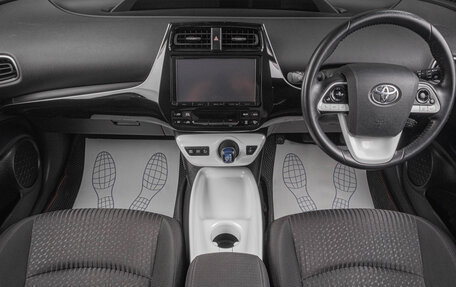 Toyota Prius IV XW50, 2016 год, 1 799 000 рублей, 6 фотография