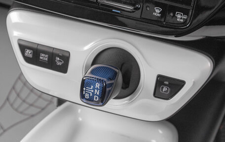 Toyota Prius IV XW50, 2016 год, 1 799 000 рублей, 13 фотография
