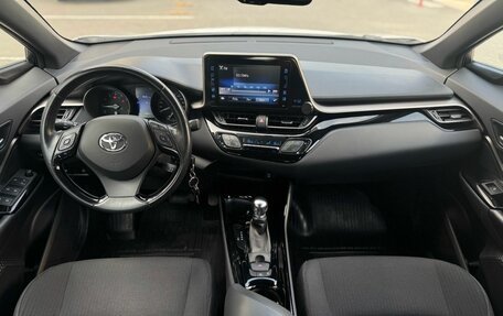 Toyota C-HR I рестайлинг, 2018 год, 2 500 000 рублей, 12 фотография