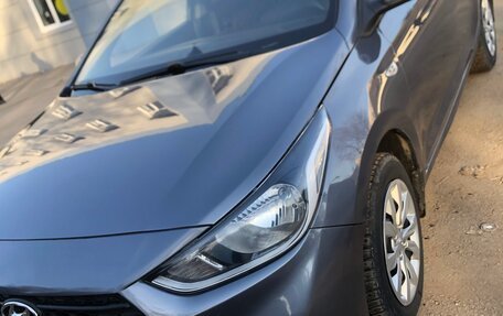 Hyundai Solaris II рестайлинг, 2017 год, 800 000 рублей, 2 фотография