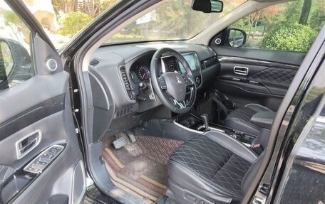 Mitsubishi Outlander III рестайлинг 3, 2021 год, 2 175 000 рублей, 10 фотография