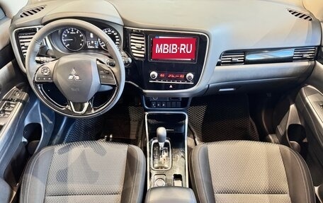 Mitsubishi Outlander III рестайлинг 3, 2020 год, 2 490 000 рублей, 12 фотография