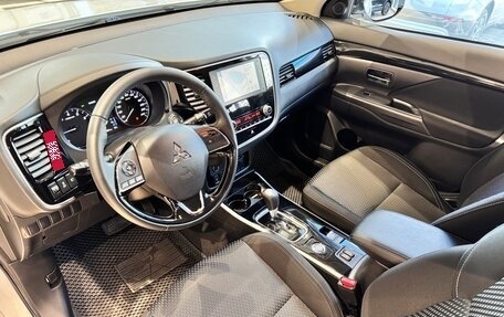 Mitsubishi Outlander III рестайлинг 3, 2020 год, 2 490 000 рублей, 10 фотография