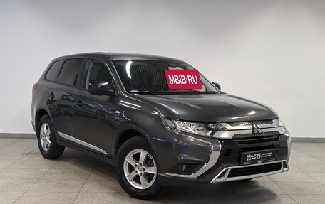 Mitsubishi Outlander III рестайлинг 3, 2020 год, 2 150 000 рублей, 3 фотография