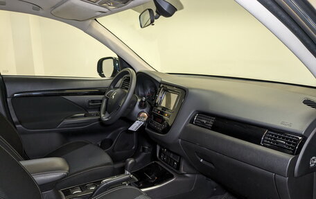 Mitsubishi Outlander III рестайлинг 3, 2020 год, 2 150 000 рублей, 12 фотография