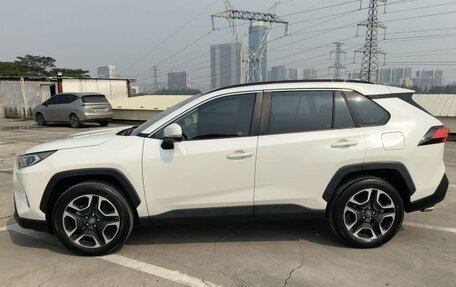 Toyota RAV4, 2022 год, 2 300 000 рублей, 4 фотография