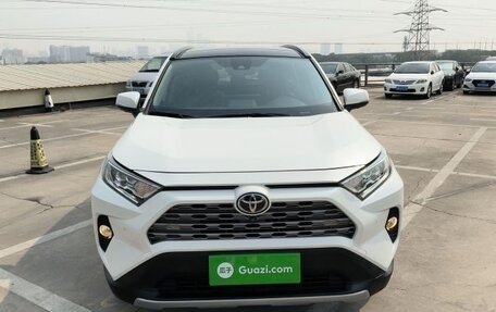 Toyota RAV4, 2022 год, 2 300 000 рублей, 2 фотография