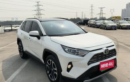 Toyota RAV4, 2022 год, 2 300 000 рублей, 3 фотография