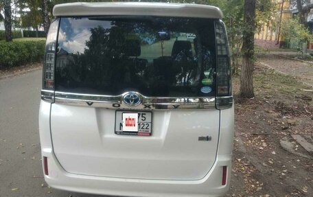 Toyota Voxy III, 2016 год, 2 400 000 рублей, 3 фотография