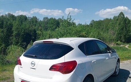 Opel Astra J, 2011 год, 670 000 рублей, 2 фотография