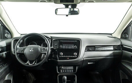 Mitsubishi Outlander III рестайлинг 3, 2022 год, 2 469 898 рублей, 13 фотография