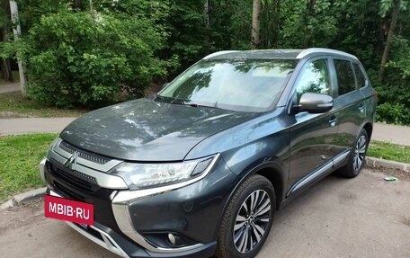 Mitsubishi Outlander III рестайлинг 3, 2019 год, 2 649 980 рублей, 2 фотография