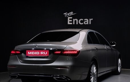Mercedes-Benz E-Класс, 2022 год, 3 400 000 рублей, 4 фотография