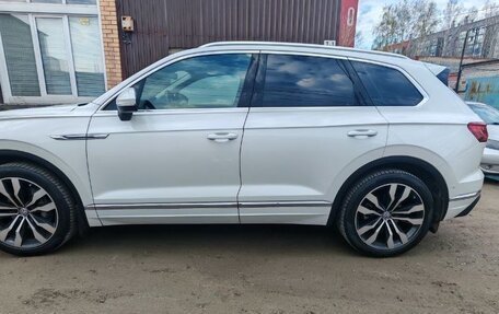 Volkswagen Touareg III, 2019 год, 3 950 000 рублей, 2 фотография
