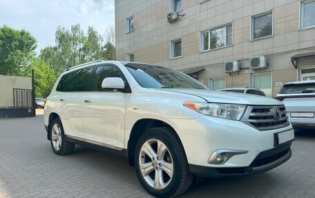 Toyota Highlander III, 2012 год, 1 890 000 рублей, 1 фотография