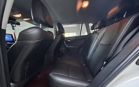 Toyota RAV4, 2021 год, 2 380 000 рублей, 11 фотография