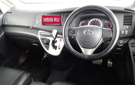 Toyota ISis I, 2011 год, 943 000 рублей, 24 фотография