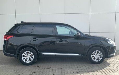 Mitsubishi Outlander III рестайлинг 3, 2017 год, 1 900 000 рублей, 4 фотография