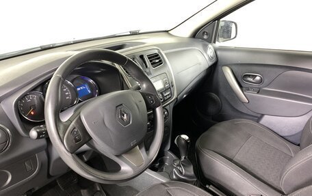 Renault Logan II, 2017 год, 850 000 рублей, 11 фотография
