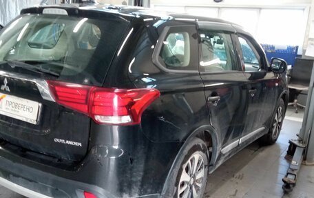 Mitsubishi Outlander III рестайлинг 3, 2018 год, 1 390 000 рублей, 3 фотография