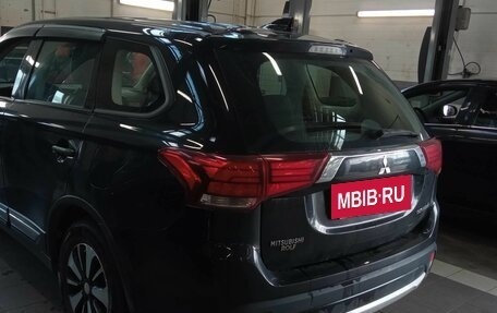 Mitsubishi Outlander III рестайлинг 3, 2018 год, 1 390 000 рублей, 4 фотография