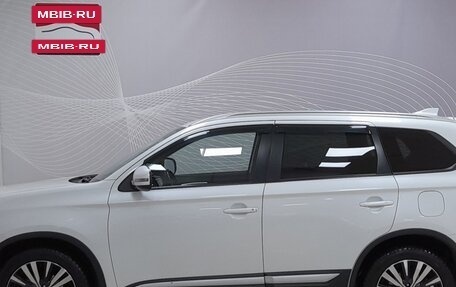 Mitsubishi Outlander III рестайлинг 3, 2018 год, 1 876 000 рублей, 7 фотография
