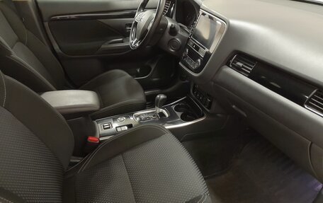Mitsubishi Outlander III рестайлинг 3, 2018 год, 1 876 000 рублей, 11 фотография