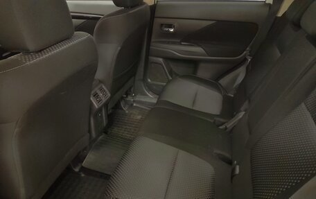 Mitsubishi Outlander III рестайлинг 3, 2018 год, 1 876 000 рублей, 15 фотография