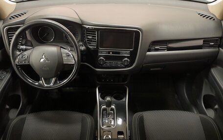 Mitsubishi Outlander III рестайлинг 3, 2018 год, 1 876 000 рублей, 10 фотография