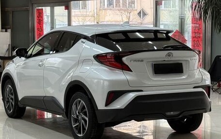 Toyota C-HR I рестайлинг, 2022 год, 2 080 000 рублей, 4 фотография