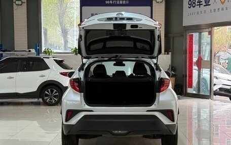 Toyota C-HR I рестайлинг, 2022 год, 2 080 000 рублей, 8 фотография