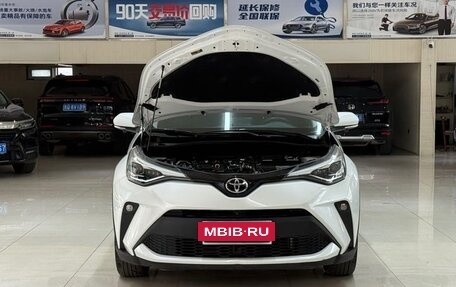 Toyota C-HR I рестайлинг, 2022 год, 2 080 000 рублей, 7 фотография
