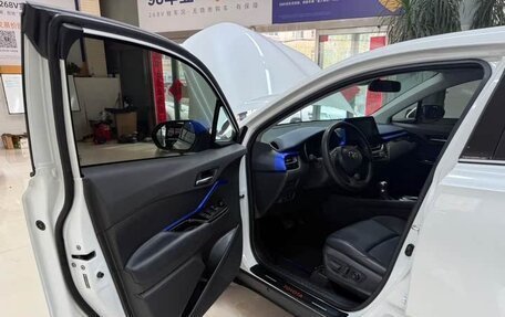 Toyota C-HR I рестайлинг, 2022 год, 2 080 000 рублей, 13 фотография