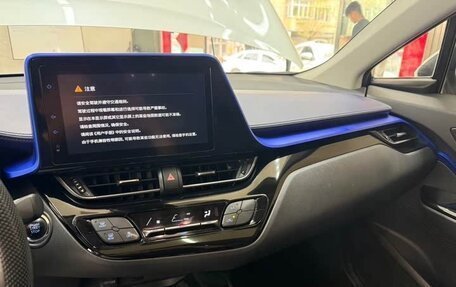 Toyota C-HR I рестайлинг, 2022 год, 2 080 000 рублей, 20 фотография