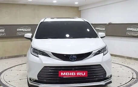 Toyota Sienna, 2022 год, 3 850 000 рублей, 2 фотография