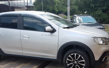 Renault Logan II, 2019 год, 815 000 рублей, 4 фотография