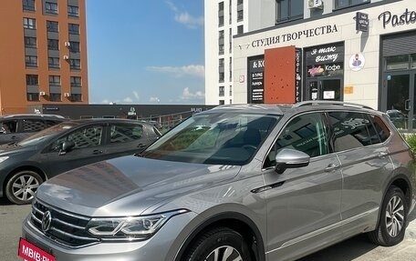 Volkswagen Tiguan II, 2021 год, 5 100 000 рублей, 2 фотография
