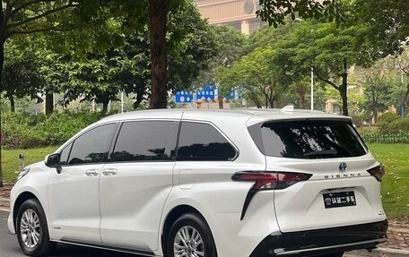 Toyota Sienna, 2022 год, 3 990 000 рублей, 4 фотография