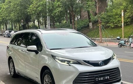 Toyota Sienna, 2022 год, 3 990 000 рублей, 3 фотография