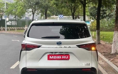 Toyota Sienna, 2022 год, 3 990 000 рублей, 5 фотография