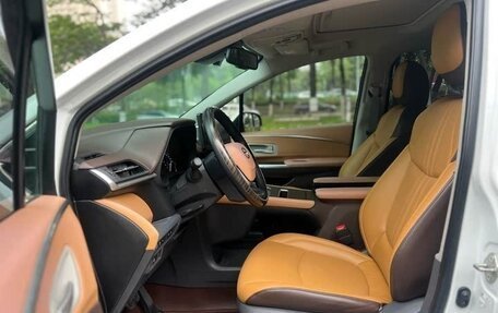 Toyota Sienna, 2022 год, 3 990 000 рублей, 7 фотография