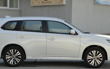 Mitsubishi Outlander III рестайлинг 3, 2022 год, 2 850 000 рублей, 4 фотография