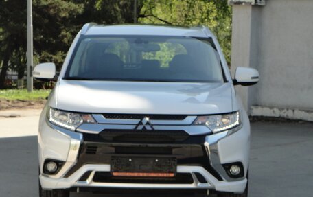 Mitsubishi Outlander III рестайлинг 3, 2022 год, 2 850 000 рублей, 2 фотография